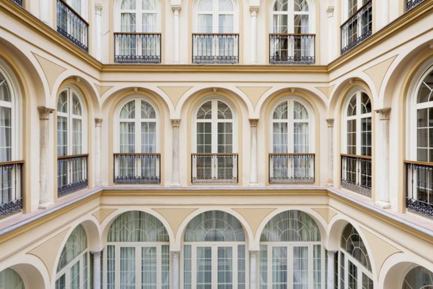 Petite Palace Plaza Hotel