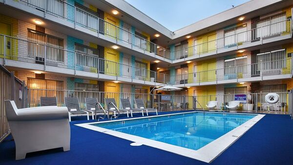 Best Western Plus Hollywood Hills - 1 of 10