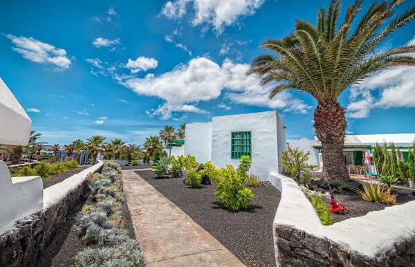 Apartamentos LIVVO Las Gaviotas - Matagorda, Lanzarote - On The Beach