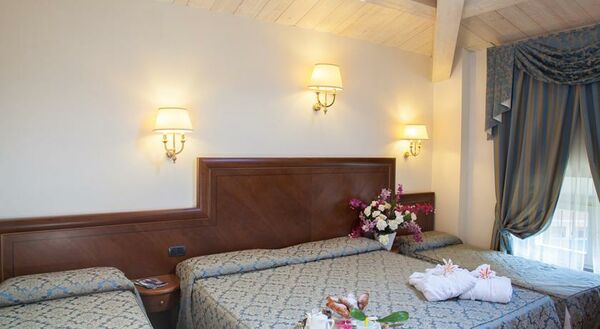 Hotel Embassy - 3 of 8